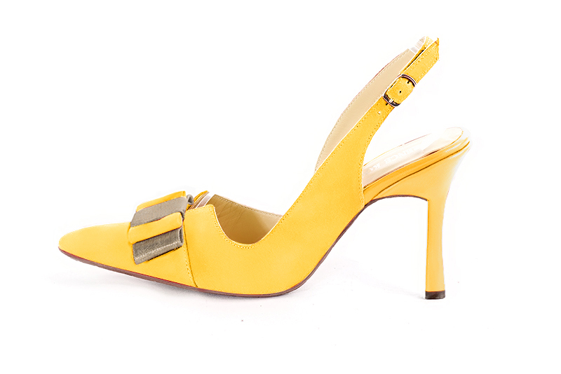 Yellow and gold women's open back shoes, with a knot. Tapered toe. Very high slim heel. Profile view - Florence KOOIJMAN